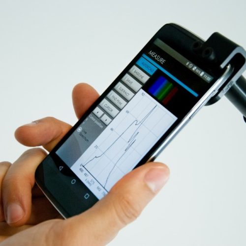 Figure 1 – Photo du GoSpectro, spectromètre ultra compact pour smartphone