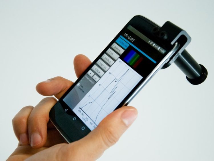 Figure 1 – Photo du GoSpectro, spectromètre ultra compact pour smartphone