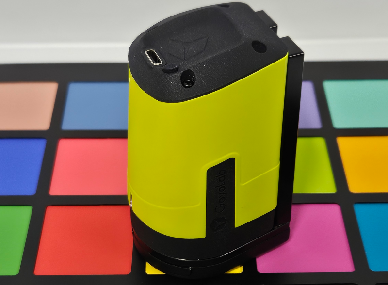Spectro-colorimètre portable IndiGo Color GoyaLab mesurant une mire de couleurs ColorChecker