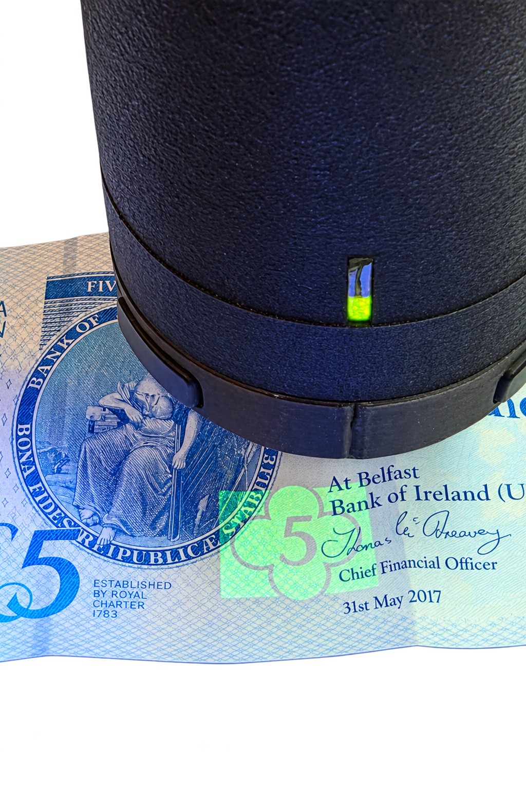IndiGo Color UV mesurant la couleur sous UV d'un billet irlandais